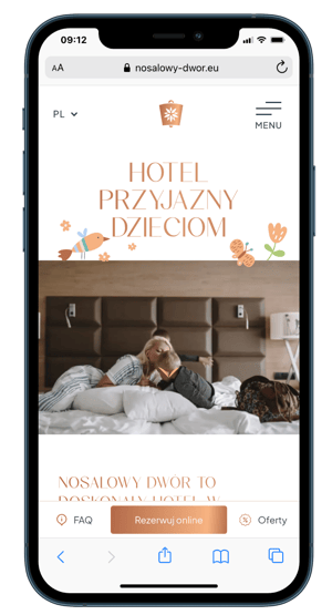 Widok mobilny dedykowanego Landing Page dla rodzin w hotelu Nosalowy Dwór z widocznym przyciskiem rezerwuj online
